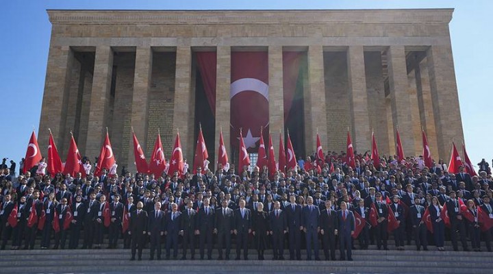 81 ilden gelen gençler ve milli sporcular Anıtkabir de