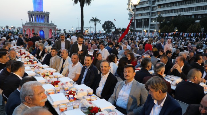AK Parti den Konak Meydanı nda iftar...
