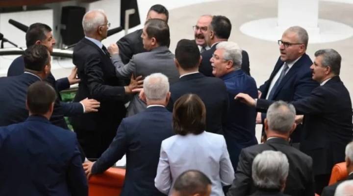 AK Parti ve CHP li isim arasında  ayı  kavgası!
