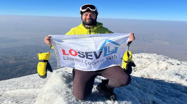 Ağrı Dağı zirvesinde lösemili çocukları unutmadı