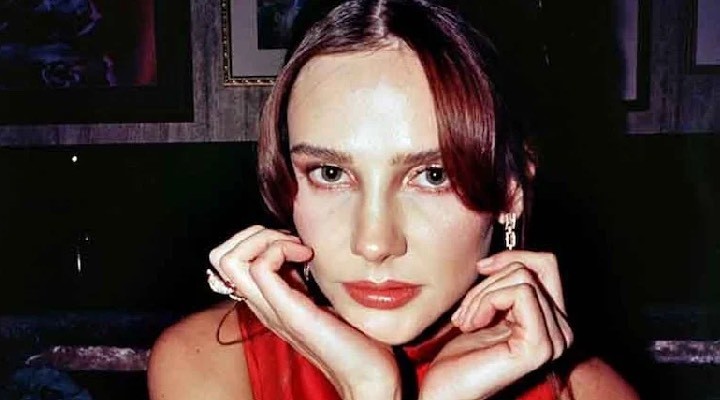 Alina Boz bir anda diziden çıkarıldığını uçakta öğrendi