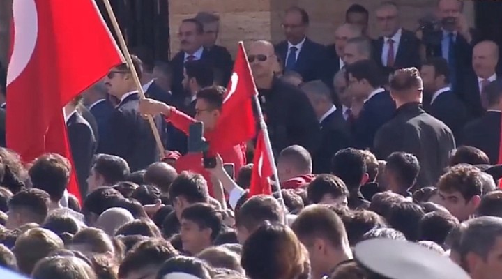 Anıtkabir de yine aynı terbiyesizlik!