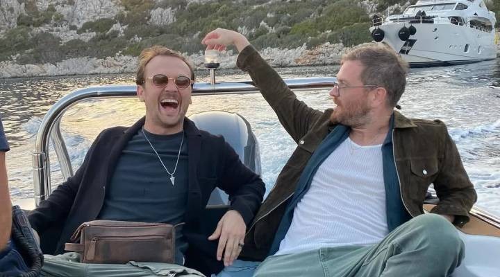 Aras Bulut İynemli 15 milyonluk teknesinde yakın arkadaşını ağırladı
