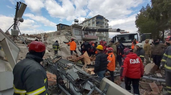 Artçı deprem bir binayı daha yıktı!