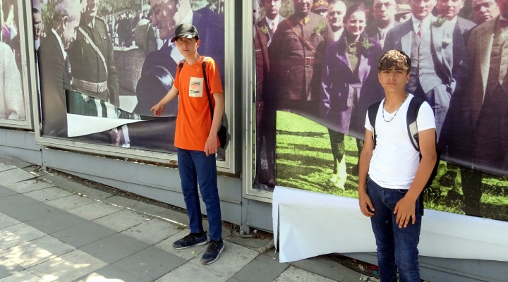 Atatürk posterlerini yırttılar... Liseliler tepki gösterince kaçtılar!