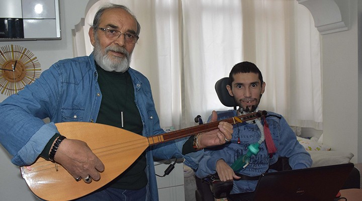 Babası saz çalıyor, engelli oğlu kendi bestelediği türküleri söylüyor