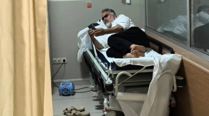 Bacağını ısıran yılanla hastaneye gitti
