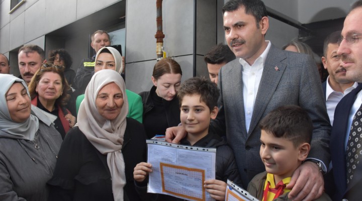 Bakan Kurum dan depremzede çocuklara karne hediyesi!