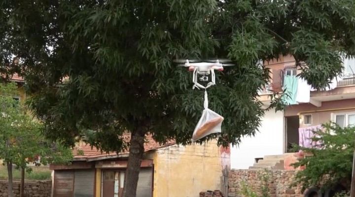 Bakkaldan ekmeğini drone ile aldı