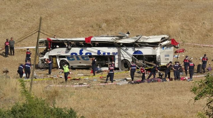 Balıkesir’de otobüs yoldan çıkarak takla attı! 14 kişi hayatını kaybetti