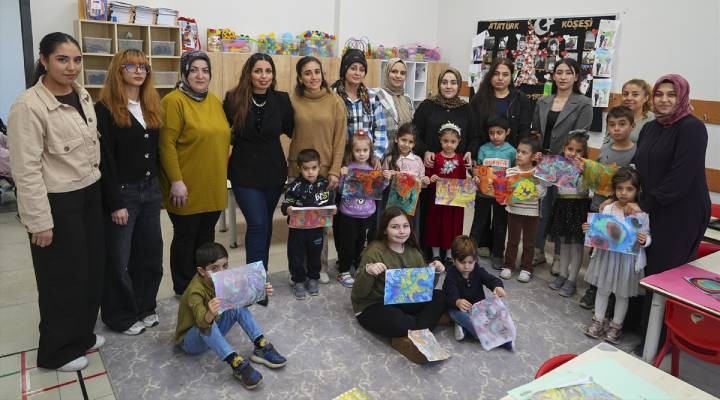 Başak öğretmen geleneksel Türk sanatlarını minik öğrencileri ile ailelerine tanıtıyor