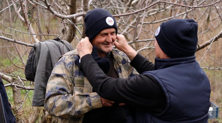 Başkan Karakayalı dan çiftçilere bere ve yelek hediyesi!