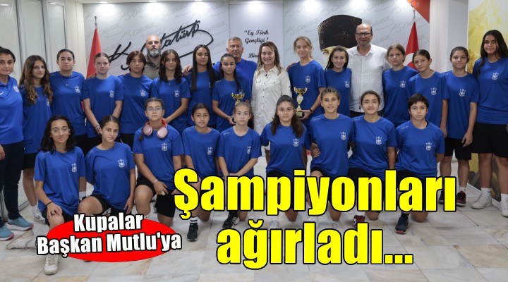 Başkan Mutlu şampiyon kızları ağırladı...