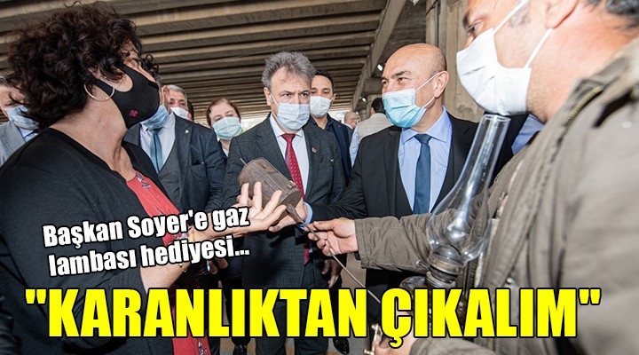 Başkan Soyer e gaz lambası hediyesi...  KARANLIKTAN ÇIKALIM 