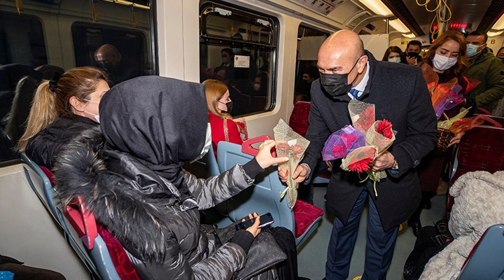 Başkan Soyer kadınlara karanfil dağıttı