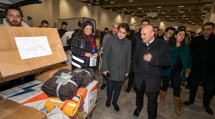 Başkan Soyer yardımların toplandığı Fuar İzmir i ziyaret etti