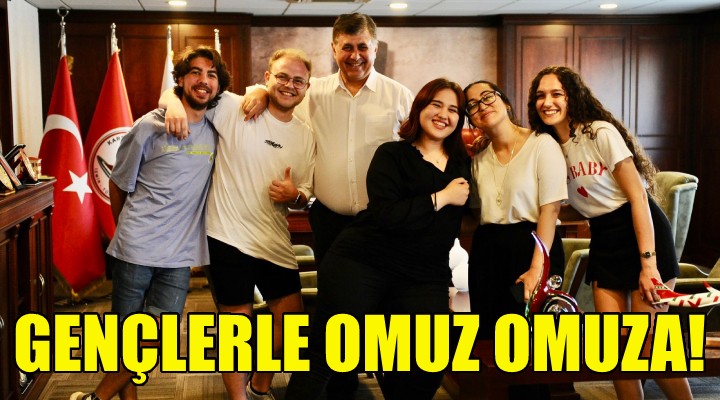 Başkan Tugay, gençlerle omuz omuza!