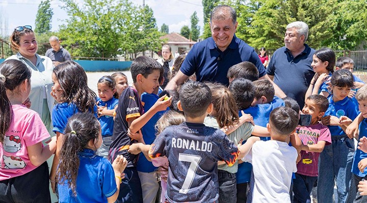 Başkan Tugay’dan Kirazlı çocuklara karne hediyesi