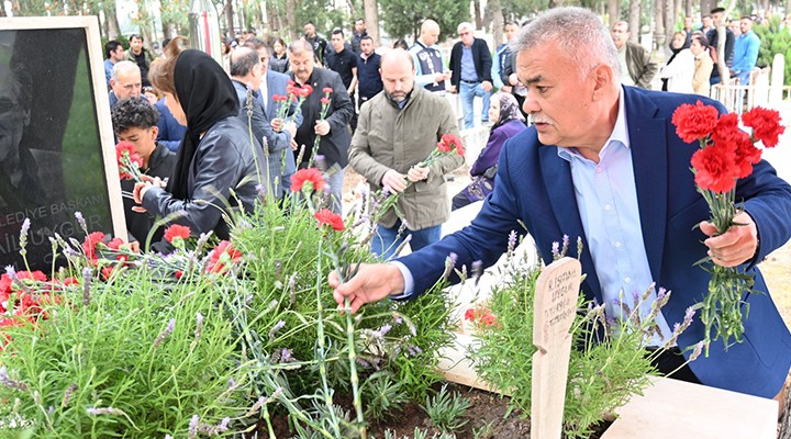 Başkan Uygur mezarı başında anıldı...