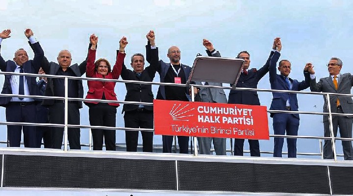 Başkan Yetişkin, demokrasi mitinginde Özel ile yan yana