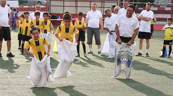 Bayraklı da Babalar Günü şöleni