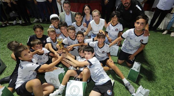Bayraklı da anlamlı turnuva ‘Ferdi Zeyrek’ U-12 Cup ta şampiyon çocuklar!