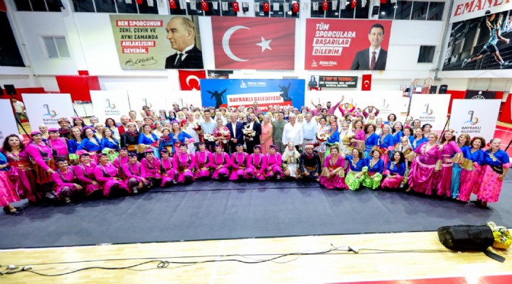 Bayraklı da halk dansları gösterisi nefes kesti