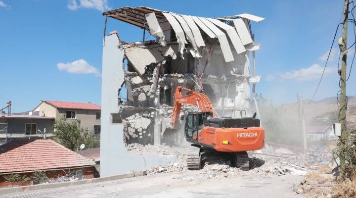 Bayraklı’da 5 katlı kaçak yapı yıkıldı