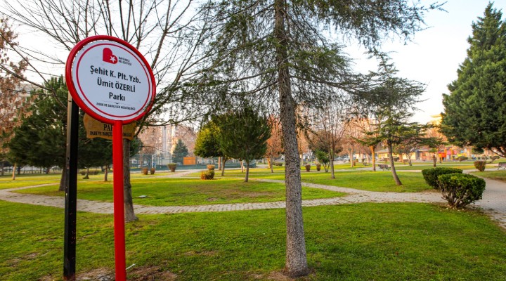 Bayraklı’nın parklarında tabelalar yenilendi