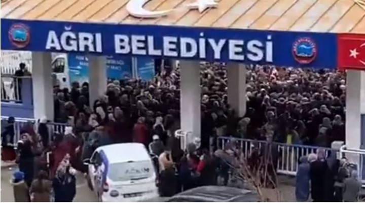 Bayram şekeri dağıtımında izdiham!