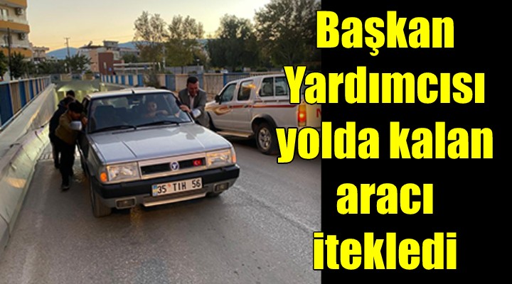 Belediye Başkan Yardımcısı yolda kalan araca el attı!