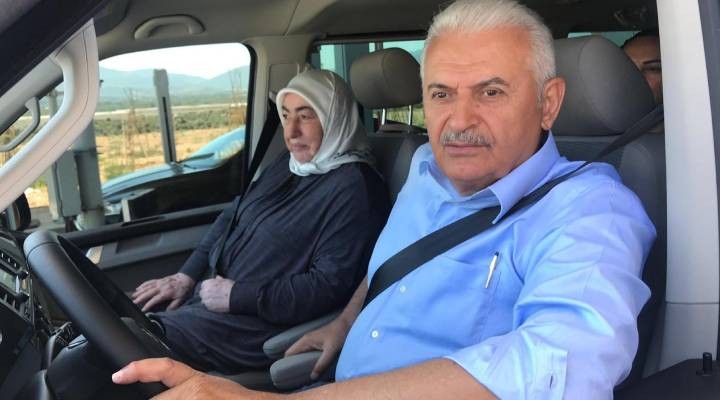 Binali Yıldırım, İzmir- İstanbul otoyolunda direksiyon başına geçti