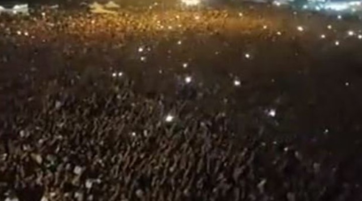 Binlerce genç İzmir Marşı nı söyledi