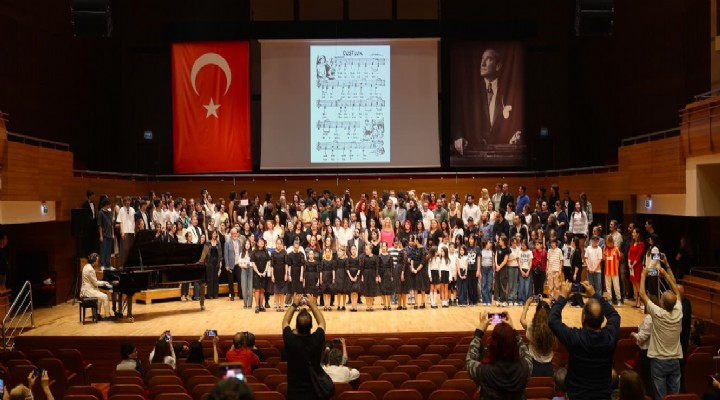 Binlerce koro sanatçısı büyük finalle ödüllerini aldı