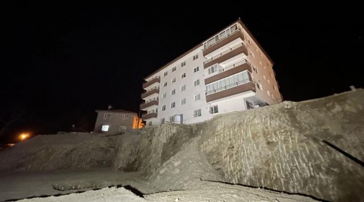Bir apartmanın istinat duvarı çöktü: 19 daire tahliye edildi