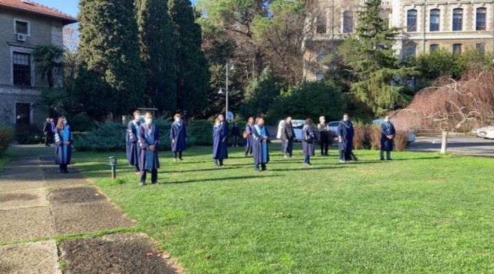 Boğaziçi nde akademisyenlerden cübbeli protesto