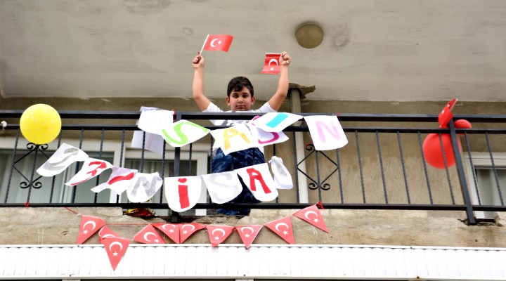 Bornova da 19.20’de balkonlara