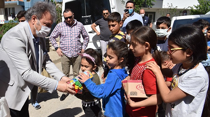 Bornova da çocuklara bayram hediyesi