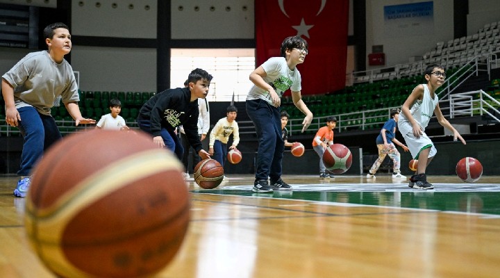 Bornova’da çocuklar sporla büyüyor