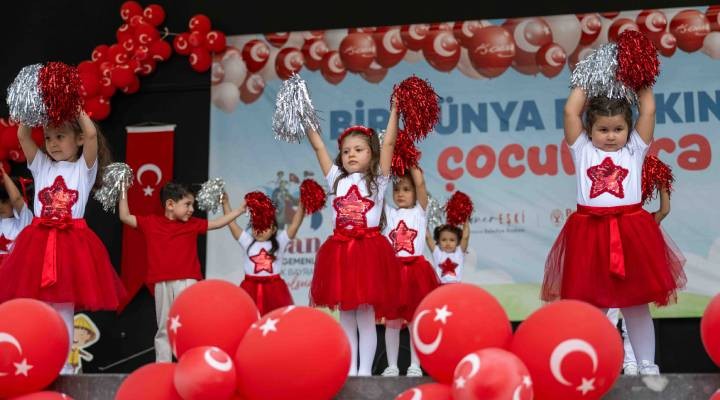 Bornova’da miniklerin 23 Nisan coşkusu sahneye taştı
