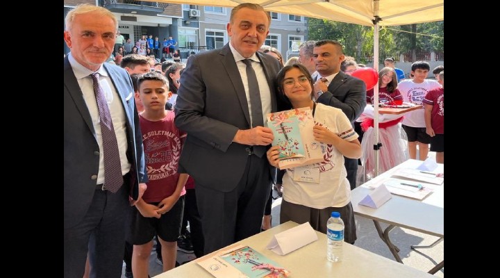 Buca da kitap yazan öğrenciler yeni ufuklara yol açıyor