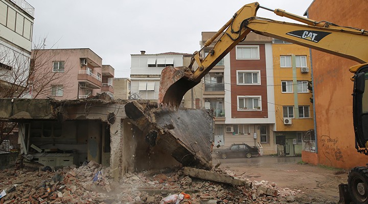 Buca da metruk binalar yıkılıyor