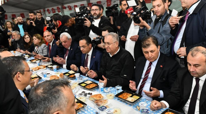 CHP Genel Başkanı Özgür Özel ile Başkan Tugay yurttaşlarla iftar yaptı