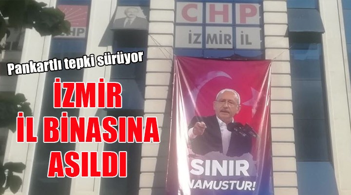 CHP İzmir İl Binası na  Sınır Namustur  pankartı asıldı