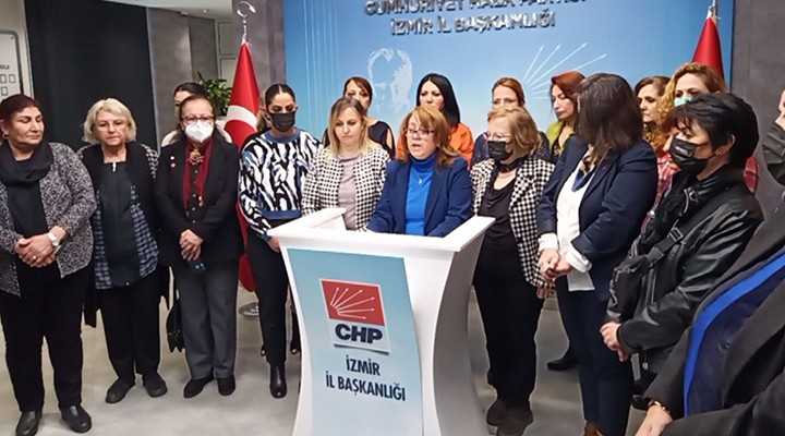 CHP li kadınlar İzmir den ses verdi:  Cumhuriyetin karartılmasına izin vermeyeceğiz 