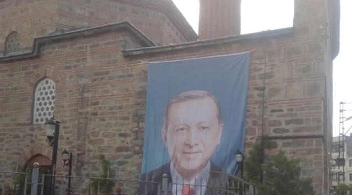 Camiye Erdoğan afişi astılar!