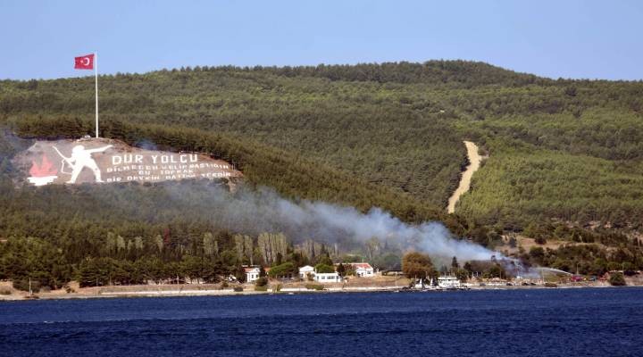 Çanakkale de korkutan yangın!  Dur yolcu  yazısı ile Kilitbahir Kalesi arasında...