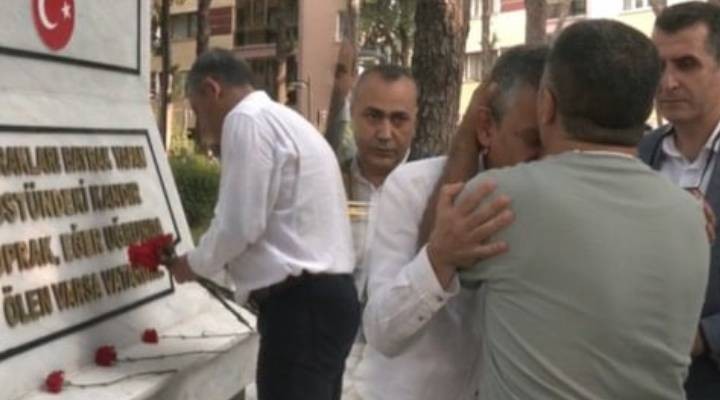 Cenazesinde protesto edilmişti: Şehit Enis Budak ın babası CHP lideri Özel i alnından öptü!