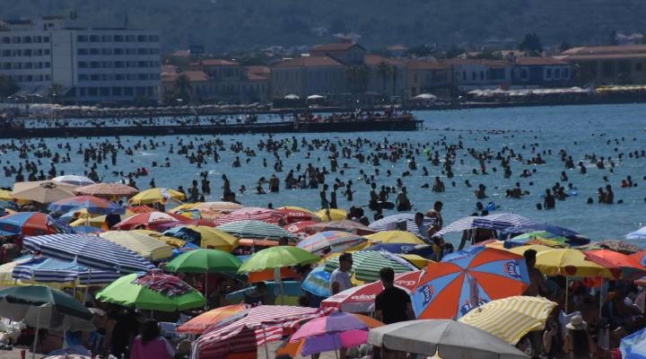 Çeşme Ilıca Plajı tıklım tıklım