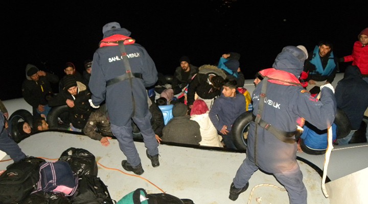 Çeşme de 78 göçmen kurtarıldı... Motoru sökmüşler!